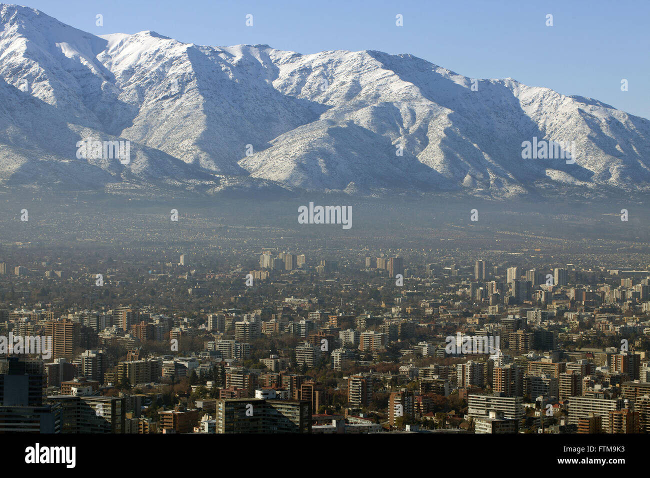 Vista della città di Santiago del Cile con le Ande in background - Cile Foto Stock