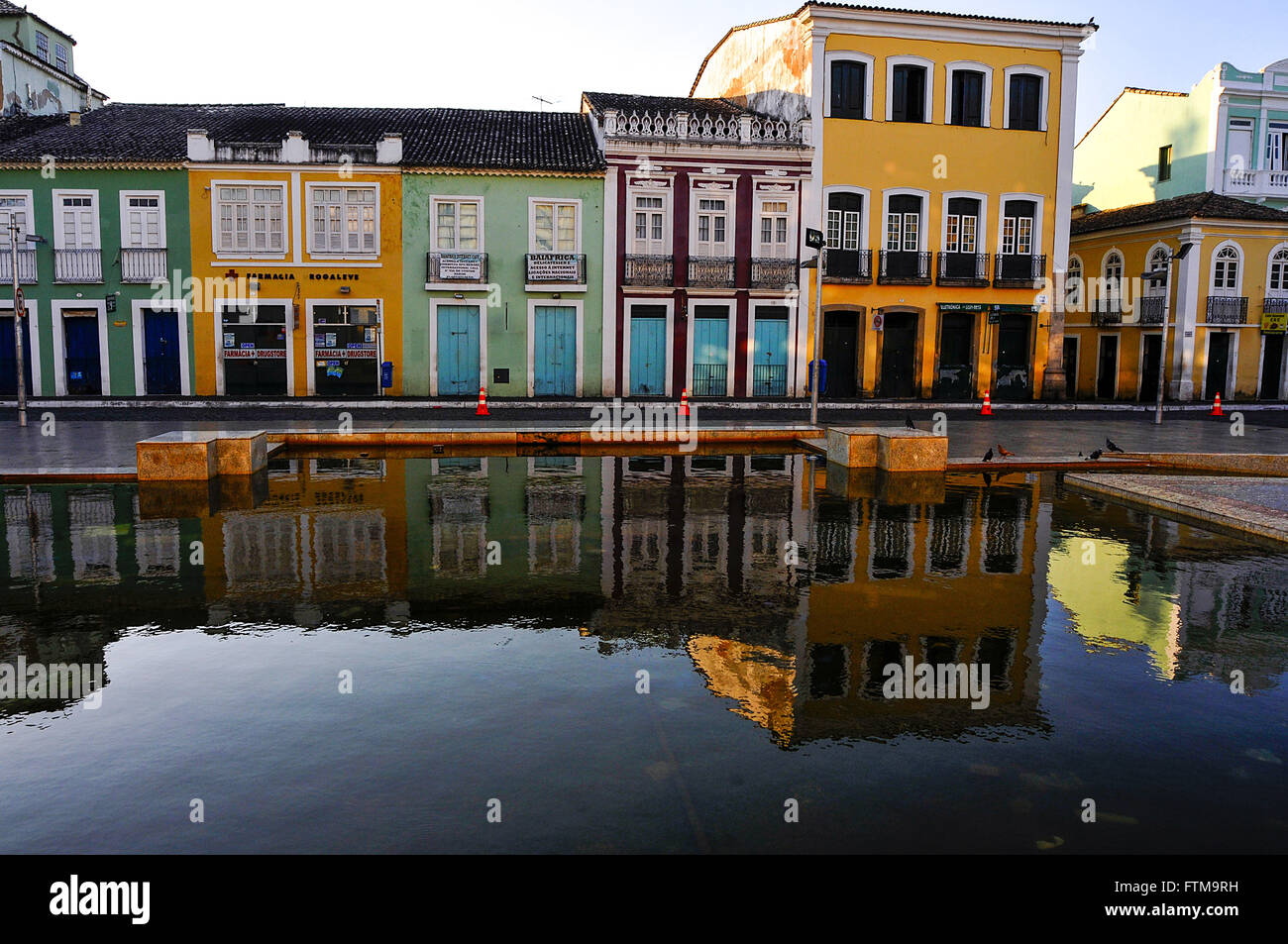 La riflessione di case coloniali in Pelourinho - Centro Historico Foto Stock