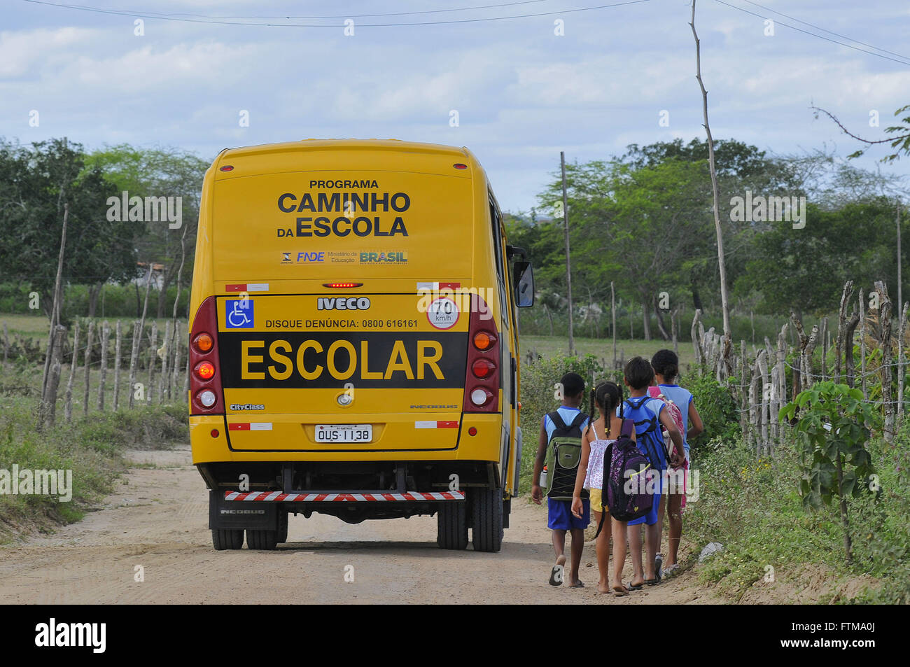 I bambini di trasporto scolastico sbarcati nel villaggio di Umbuzeirinho Foto Stock