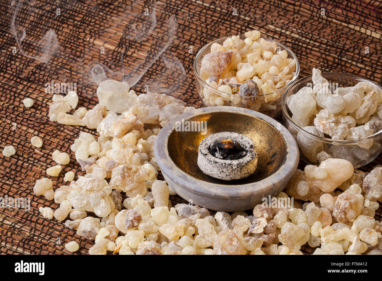 Incenso la masterizzazione su un caldo del carbone. Incenso è una resina aromatica, usato per i riti religiosi, incenso e profumi. Foto Stock