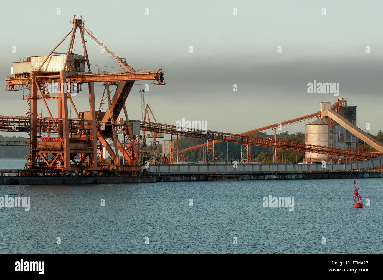 Shiploader e nastro trasportatore al Porto di Aratu Foto Stock