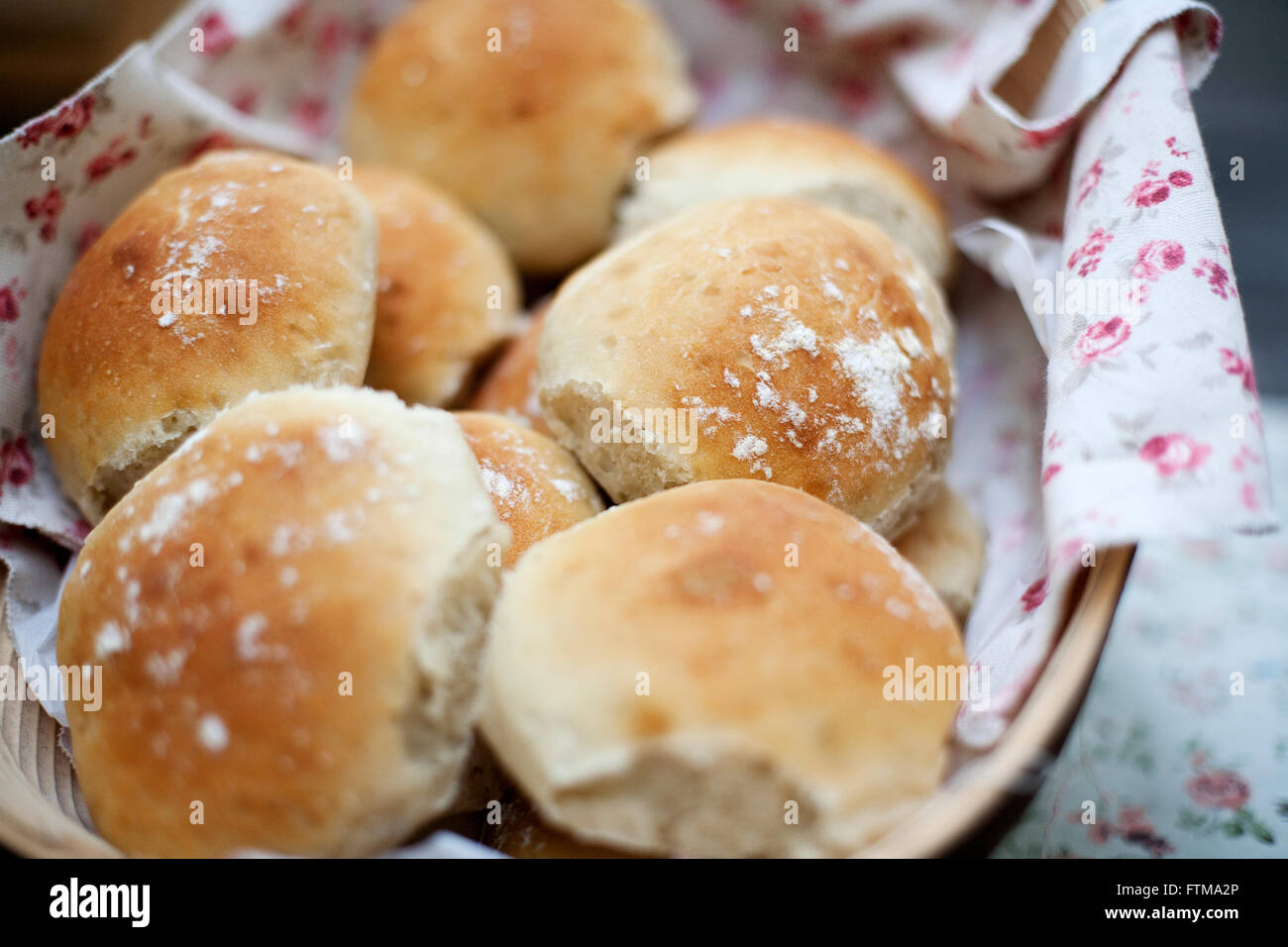 Pane in un cesto floreale con rivestimento in tessuto Foto Stock