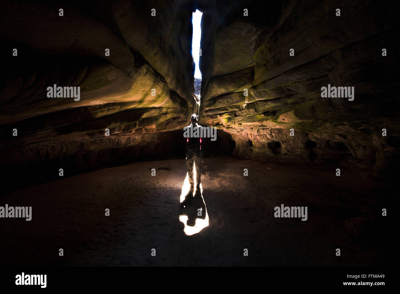 Turistico grotta di pietra arenaria - Monte Roraima Parco Nazionale Foto Stock