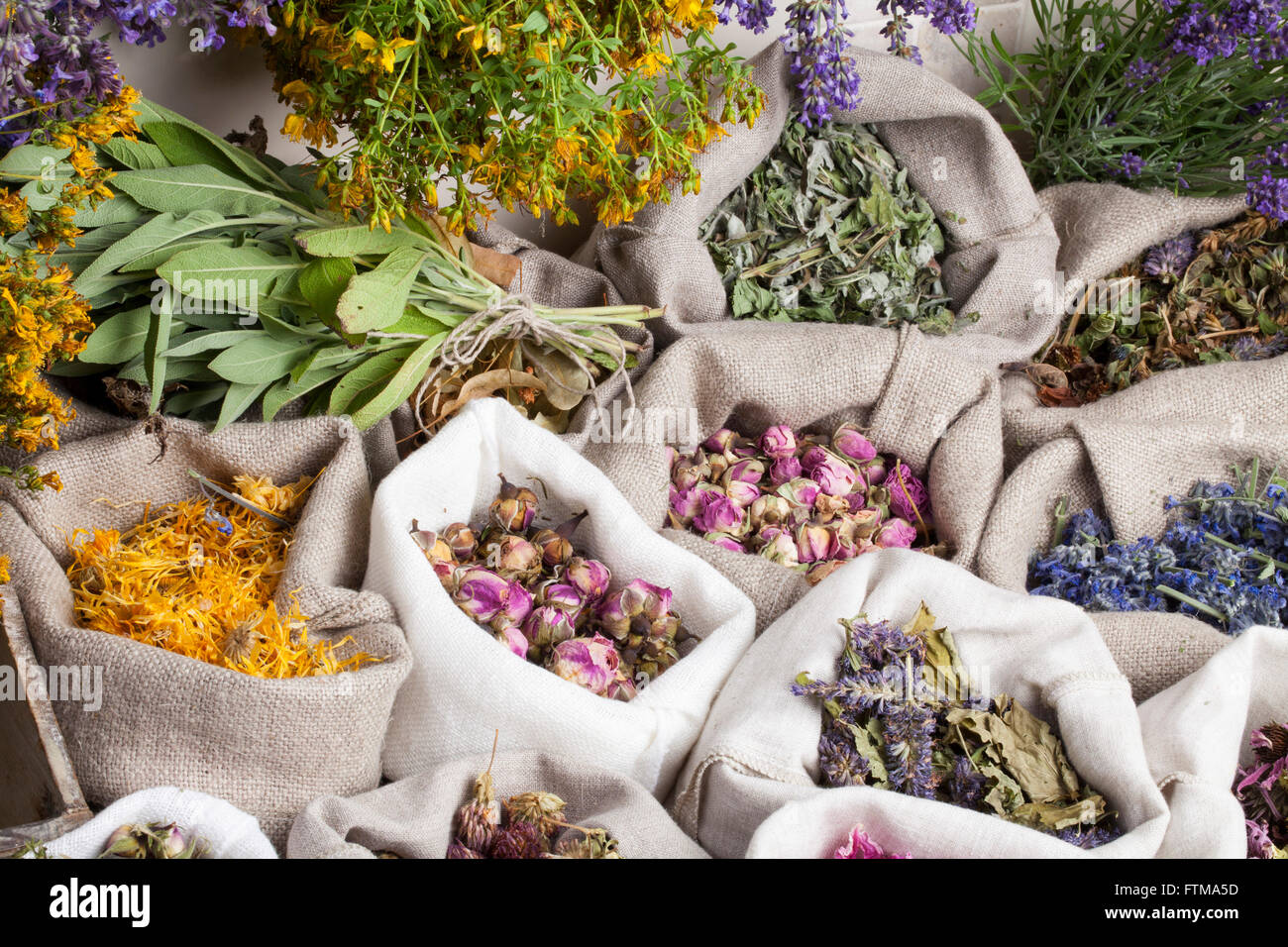 La guarigione di erbe mediche in un lino sacchi Foto Stock