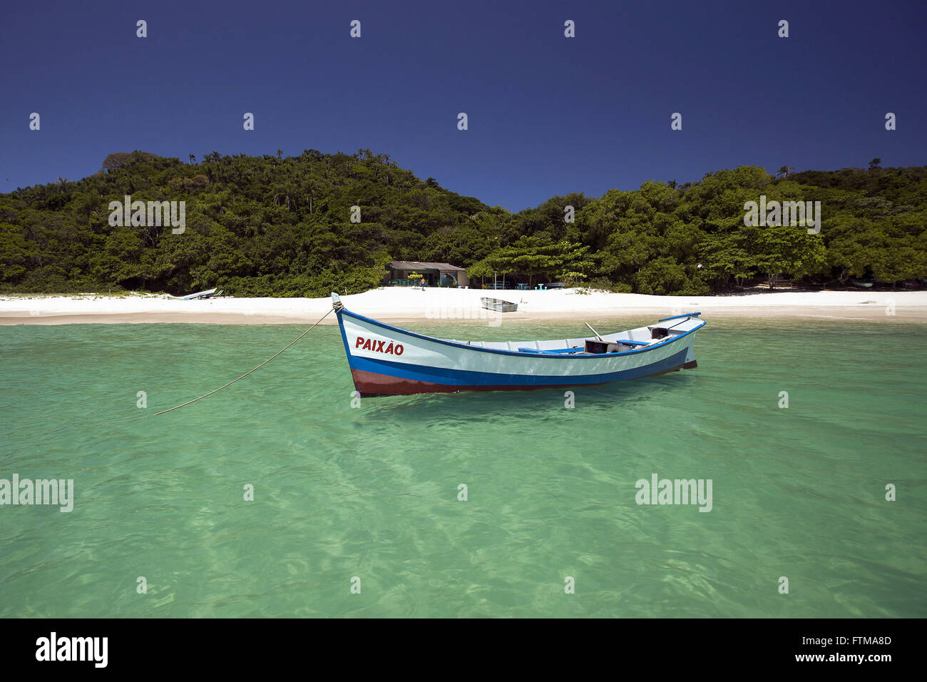 Barco ancorado na praia da Ilha do Campeche Foto Stock