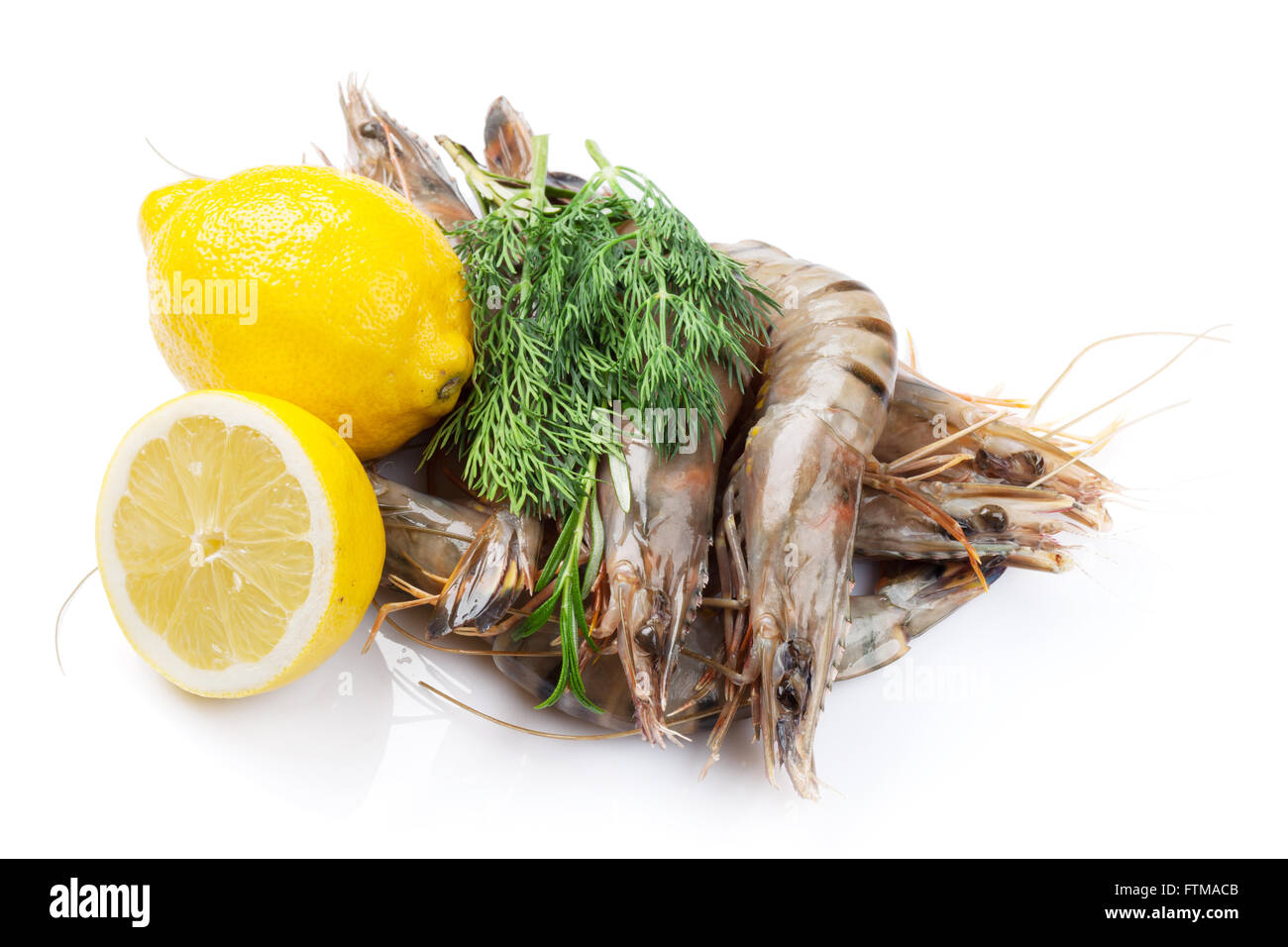 Crudo fresco gamberoni e spezie. Isolato su sfondo bianco Foto Stock