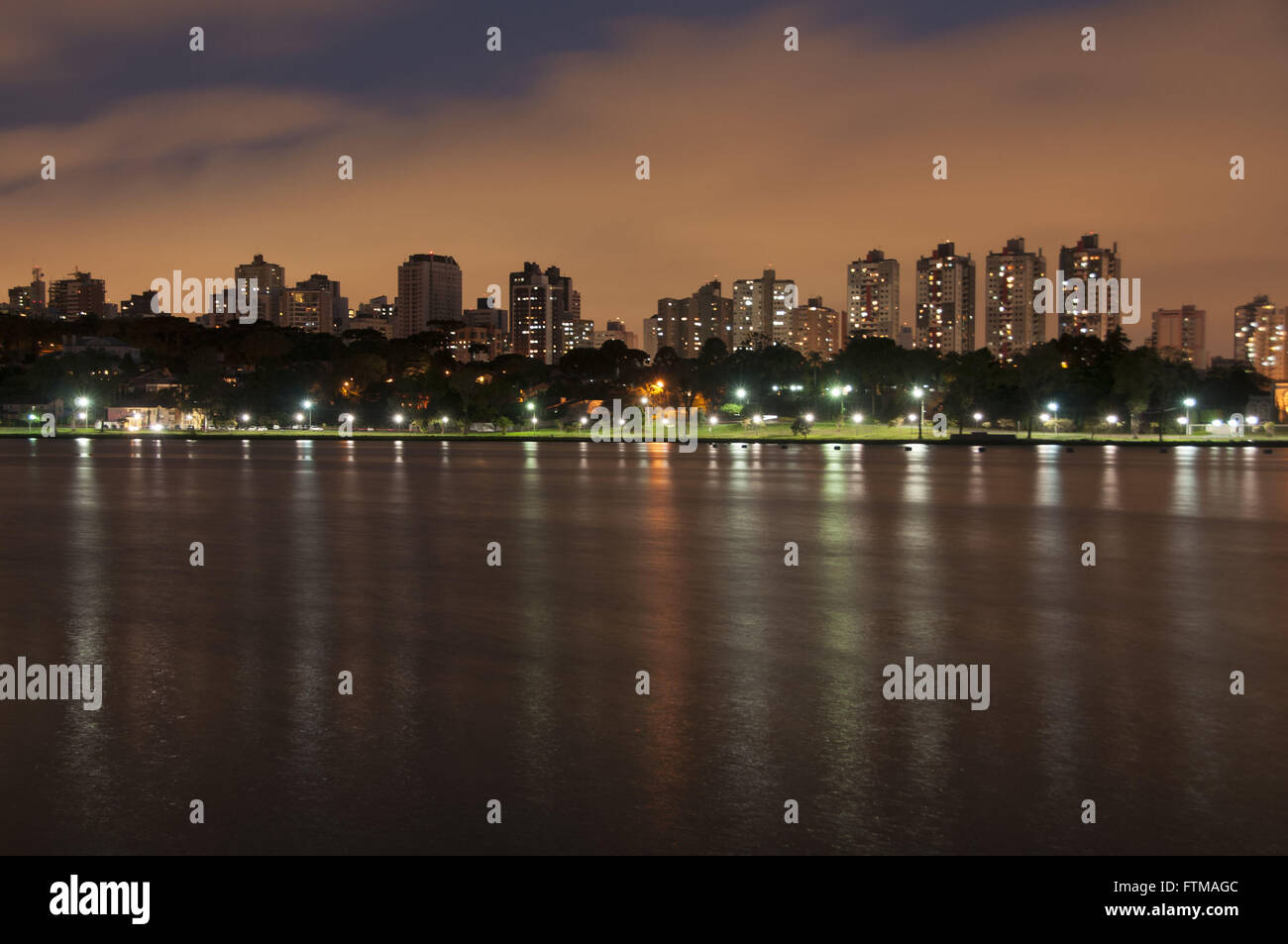 Barigui Park con il lago formato dal Rio Barigui - Sant Ignazio quartiere Foto Stock