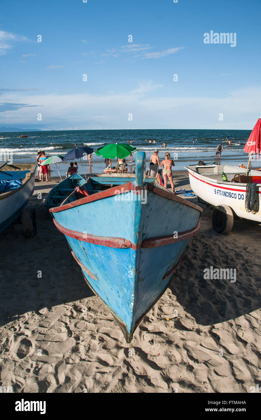 Barca da pesca sulla spiaggia nel tardo pomeriggio Itapoa Foto Stock