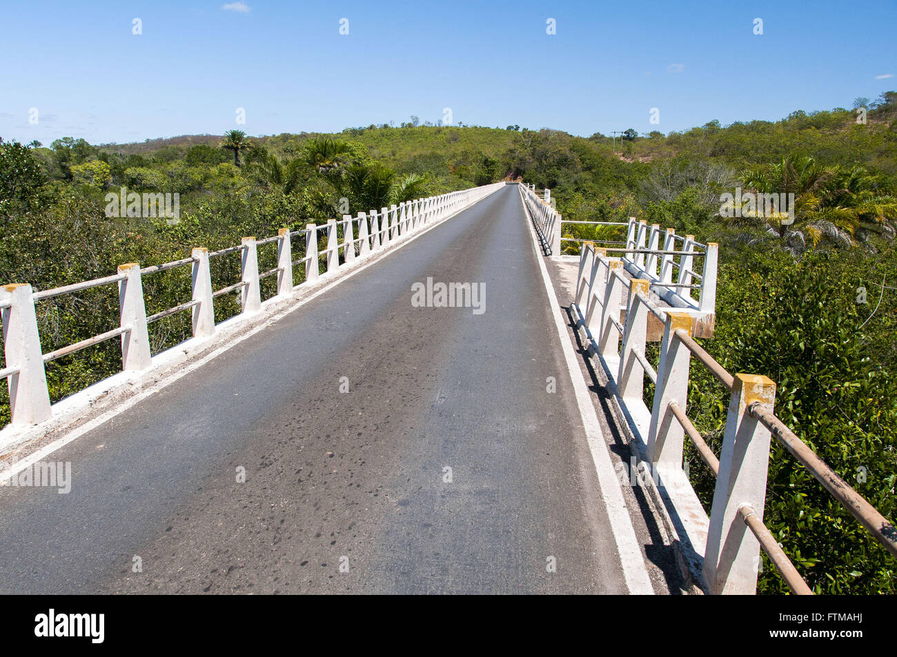 Ponte sul Fiume Roncador con gazebo in BA-142 Autostrada Foto Stock