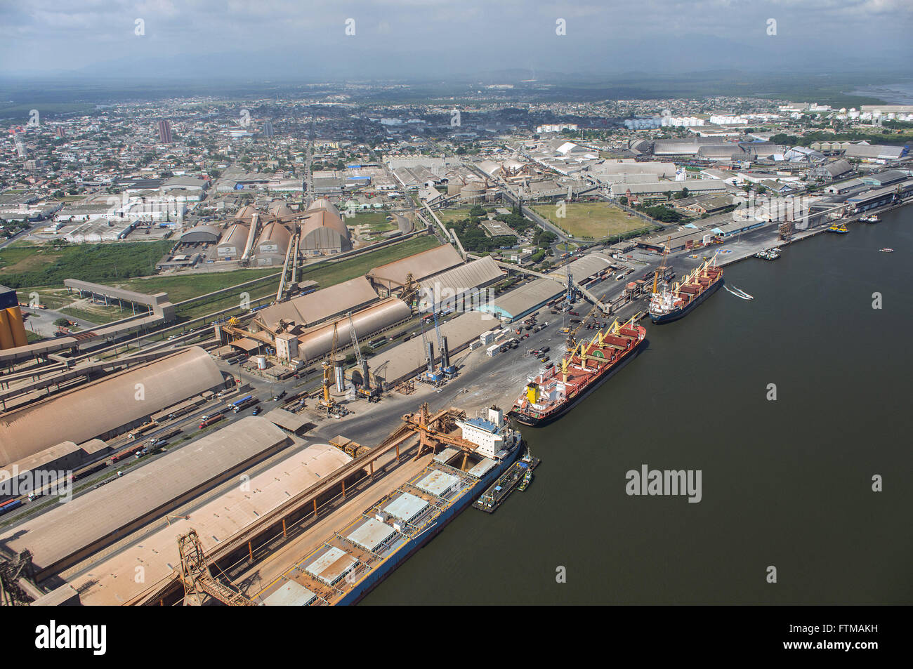 Vista aerea di navi cargo ormeggiata in porto sulla costa sud della baia di Paranagua Foto Stock