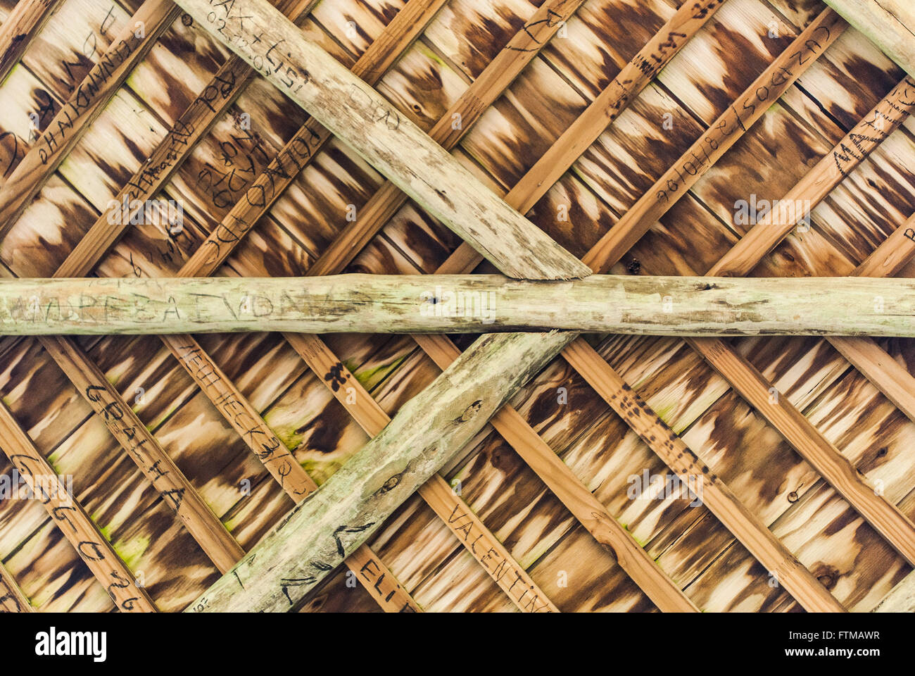 Dettaglio del tetto del gazebo sulla via per il parco della città orientale di stagno Foto Stock