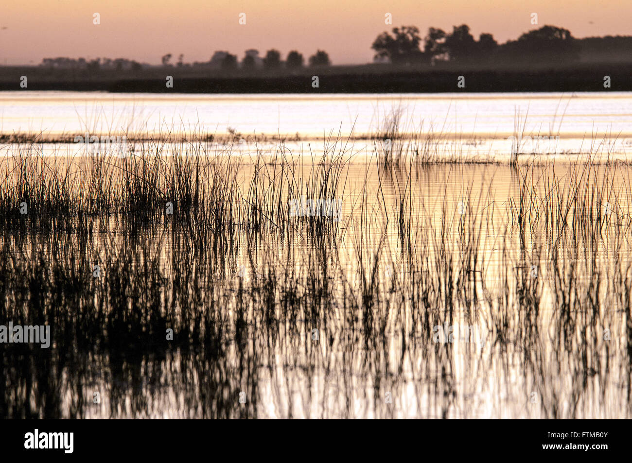 Il lago al tramonto in località turistica in campagna Foto Stock