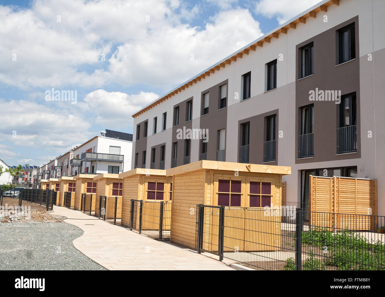 Nuovo complesso residenziale con giardino case Foto Stock