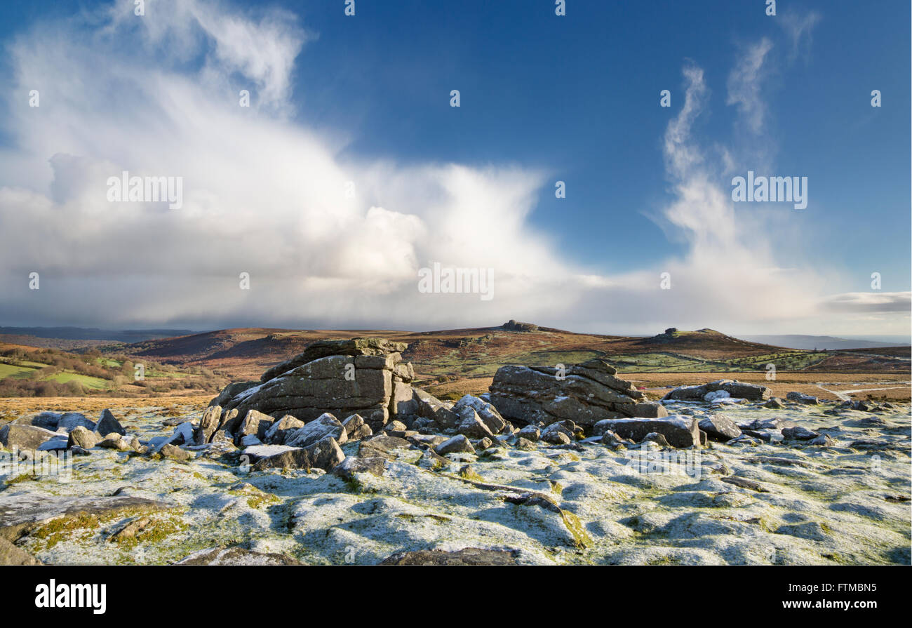 Vista dalla cima del Tor a Haytor e Sella Tor su Dartmoor su un inverno di mattina con polvere di neve. Foto Stock