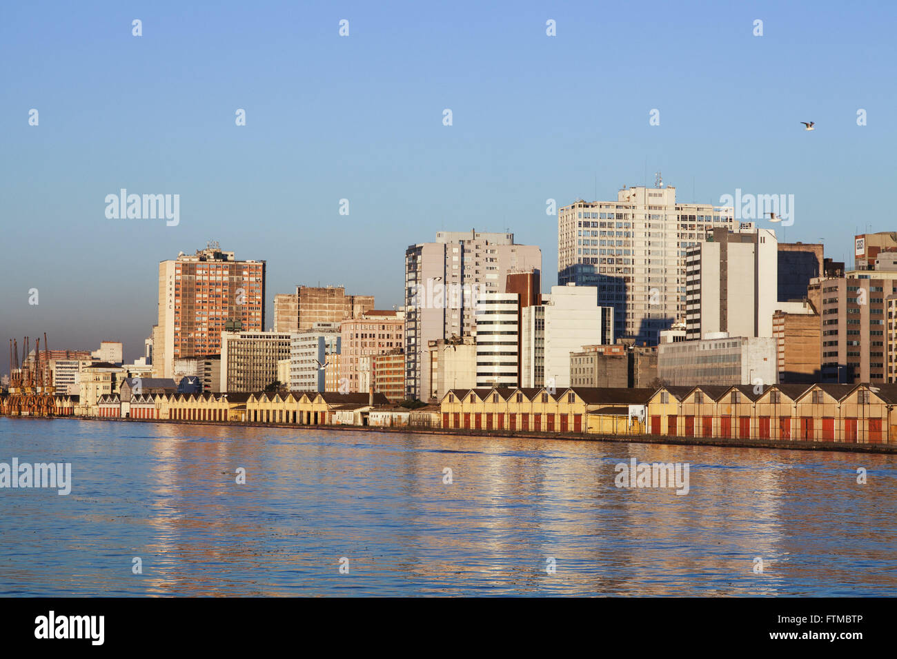 Vista della zona del porto sulle rive del Rio Guaiba nel tardo pomeriggio con il centro della città in background Foto Stock