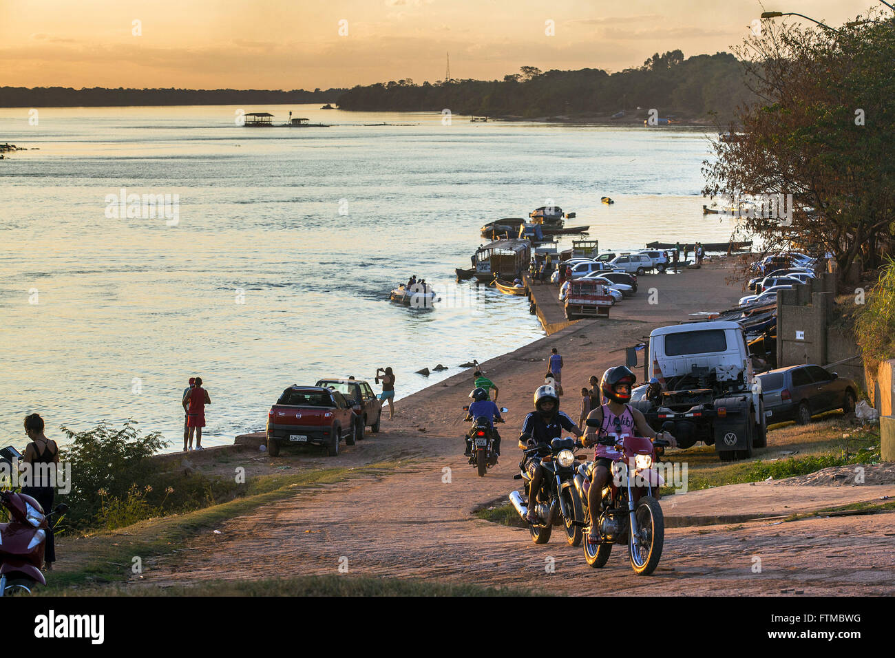 I veicoli sulla banca del fiume Tocantins Foto Stock