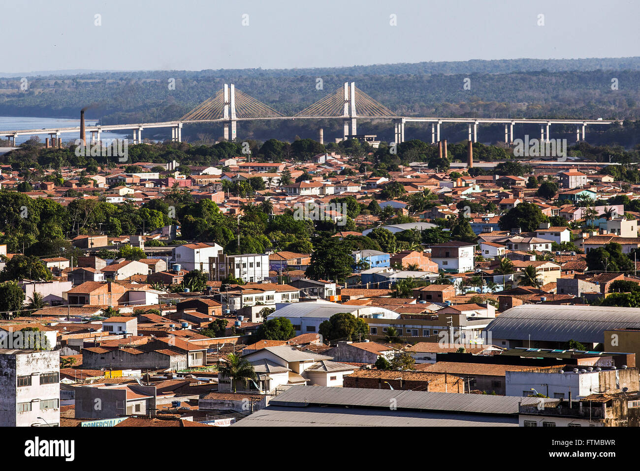 Vista superiore della città con Ponte Dom Afonso Felipe Gregori sul fiume Tocantins in background Foto Stock