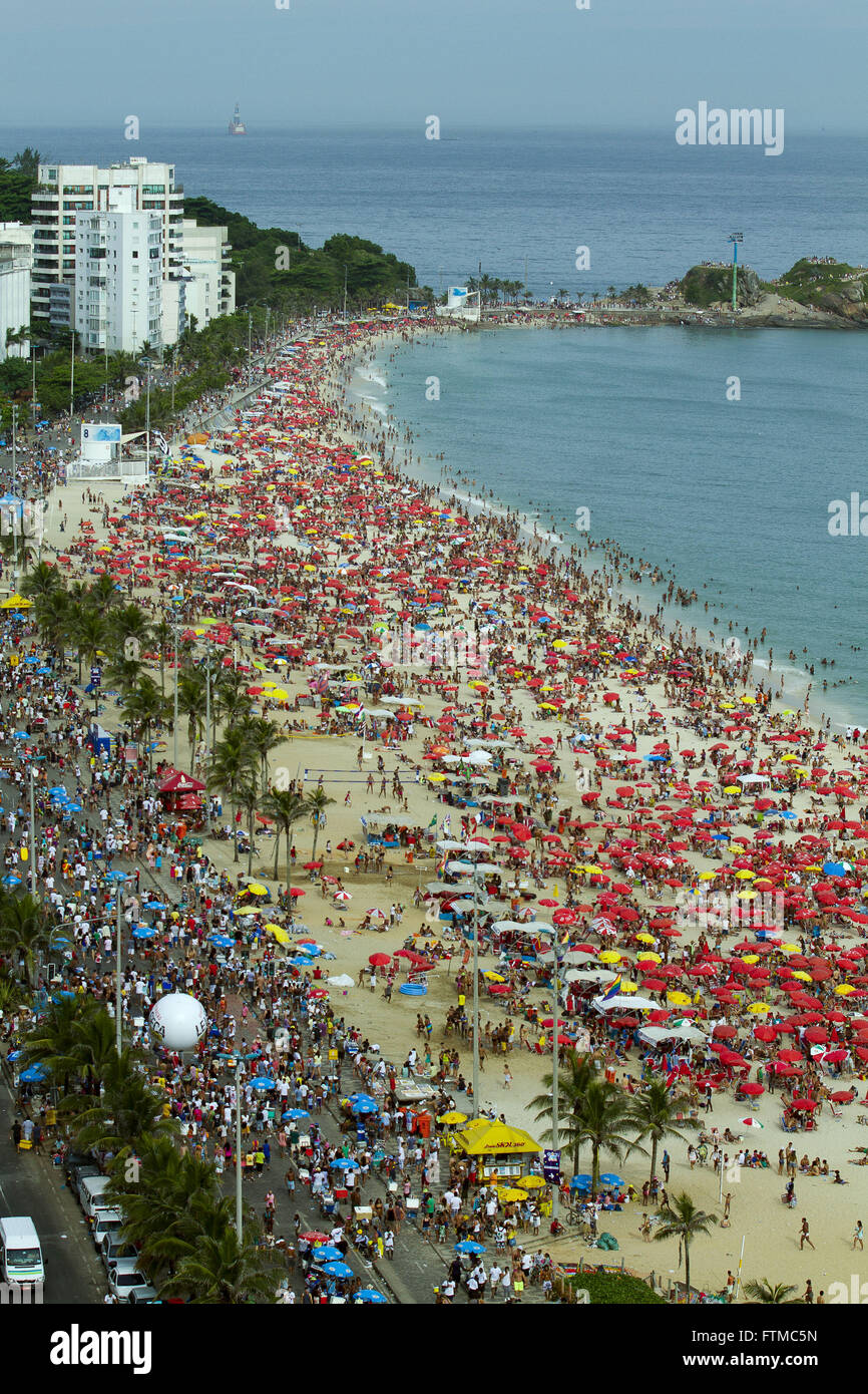 Bagnanti presso la spiaggia di Ipanema - a sud della città di Rio de Janeiro Foto Stock