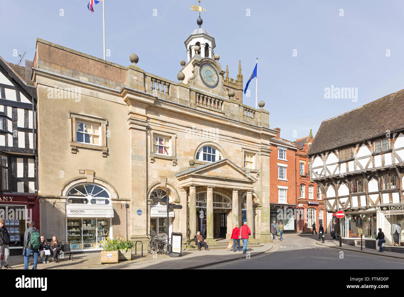 Broad Street di edifici con travi in legno e la Buttercross, Ludlow, Shropshire, Inghilterra, Regno Unito Foto Stock