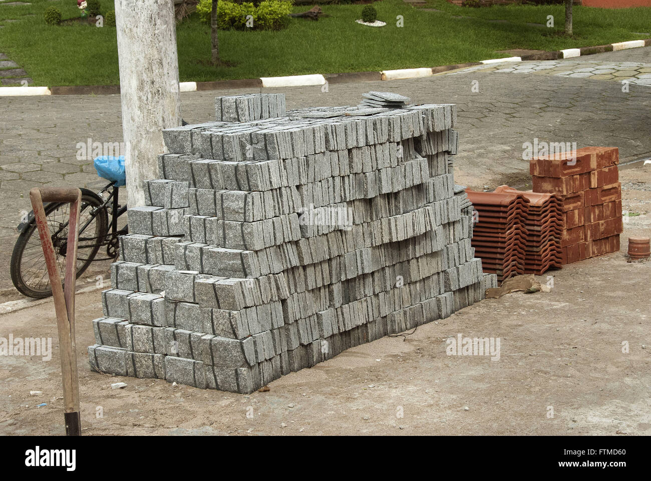 Materiale di costruzione sul marciapiede di proprietà in fase di ristrutturazione - Città Bertioga Foto Stock