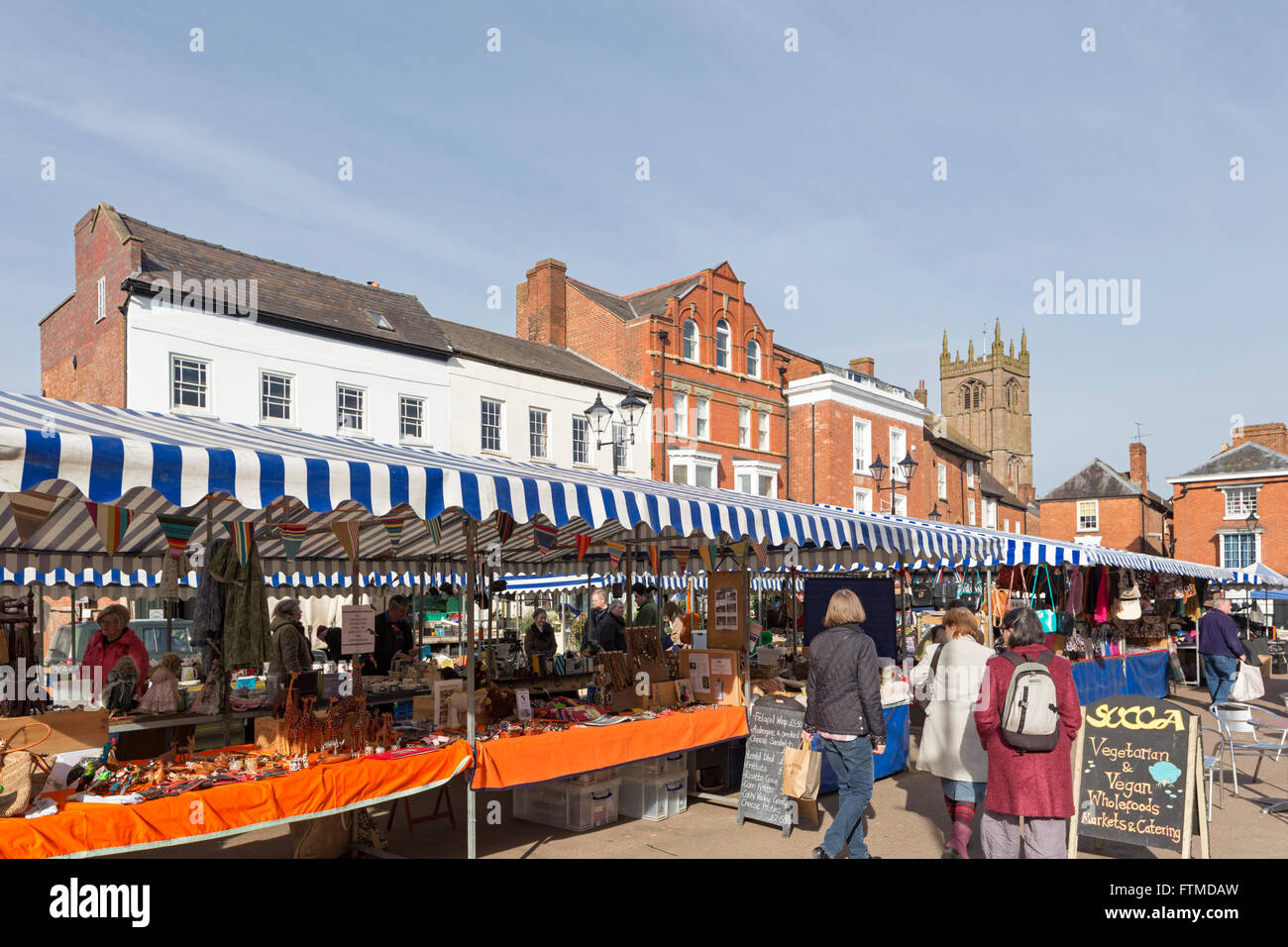 Shopping in Piazza del Castello di Ludlow, Shropshire, Inghilterra Foto Stock