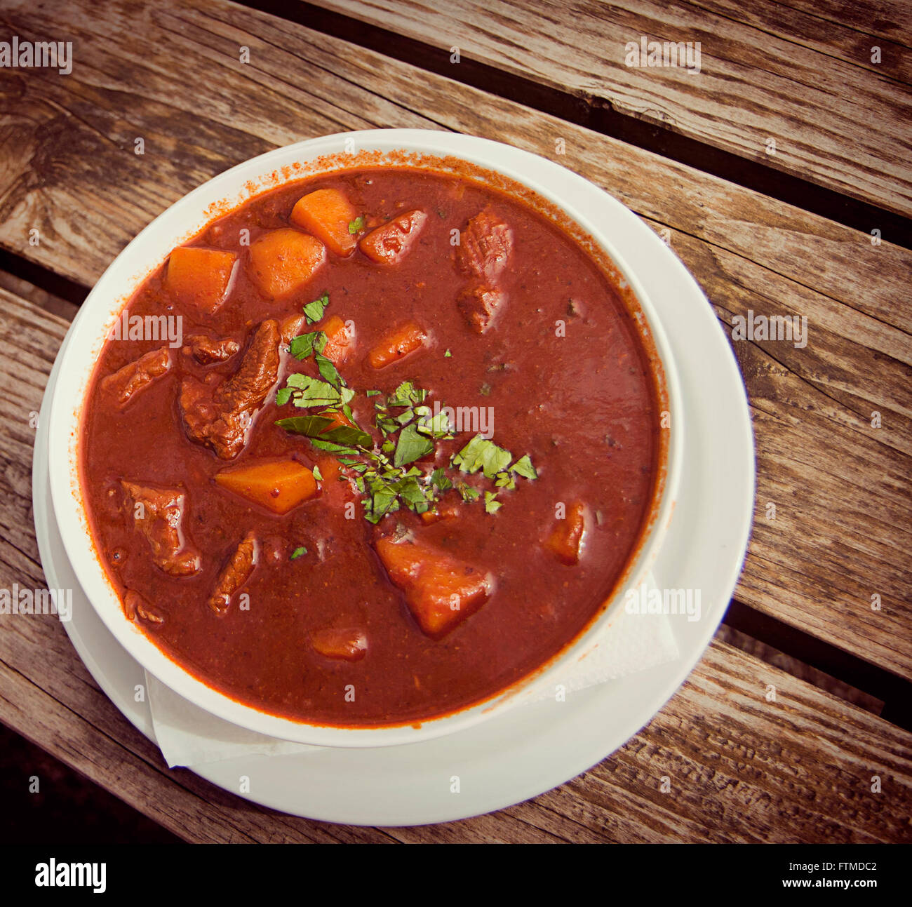 Zuppa di gulasch al giardino della birra, tradizionale cucina bavarese Foto Stock