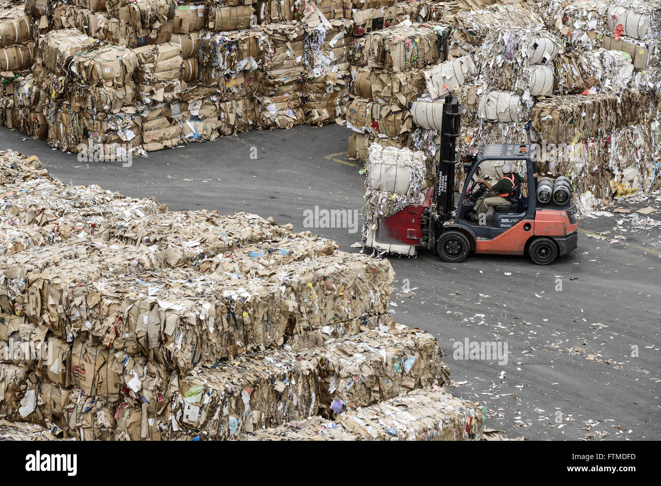 Vista del deposito durante il processo di separazione e di organizzazione delle balle di materiali riciclabili Foto Stock