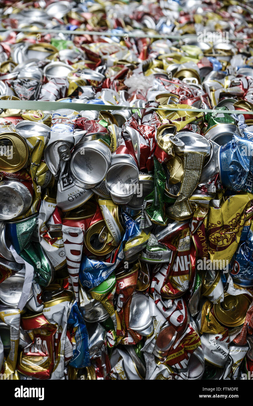 Dettaglio degli oneri con le lattine di alluminio prodotta dalla cooperativa di riciclaggio Foto Stock