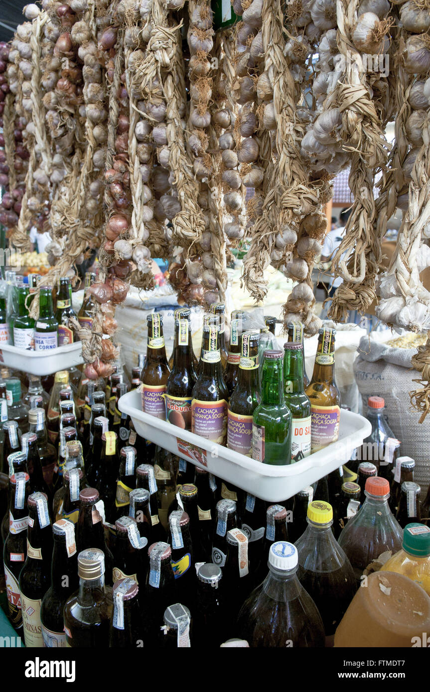 Bevande e condimenti venduti sul mercato di strada del Mercato Comunale Foto Stock