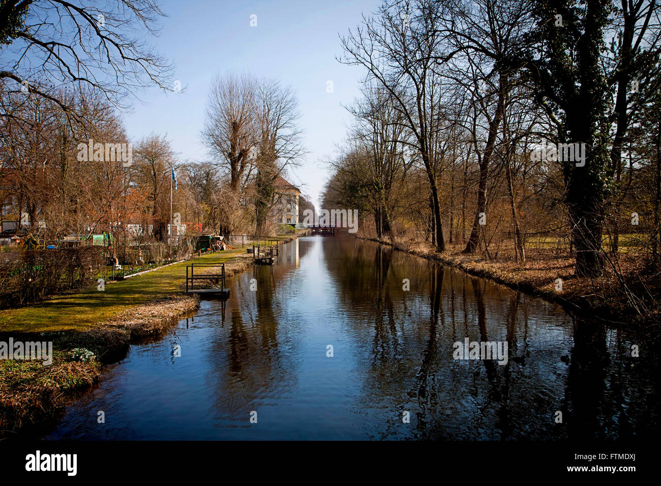 Schleissheim, Germania - bel paese il paesaggio con le acque del canale che riflette il cielo Foto Stock