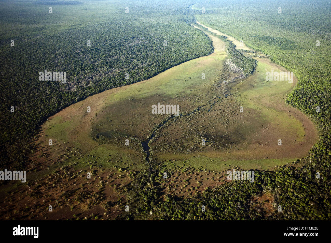 Fiume e area di aree inondabili durante l'inverno - La stagione secca - regione nord del Mato Grosso Foto Stock