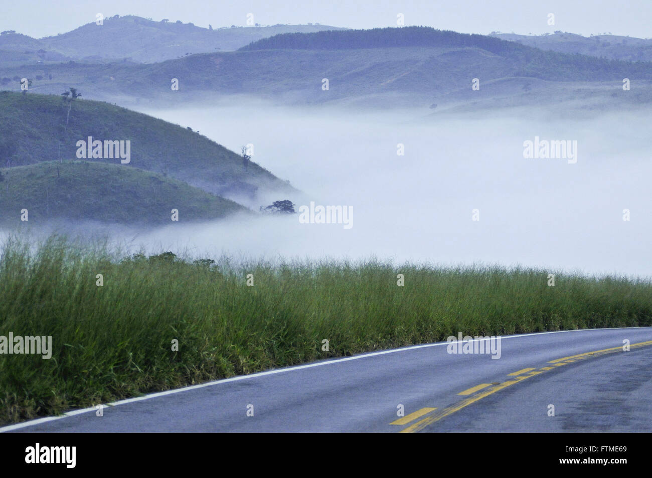 La mattina presto con la nebbia sull'autostrada MG-341 Foto Stock