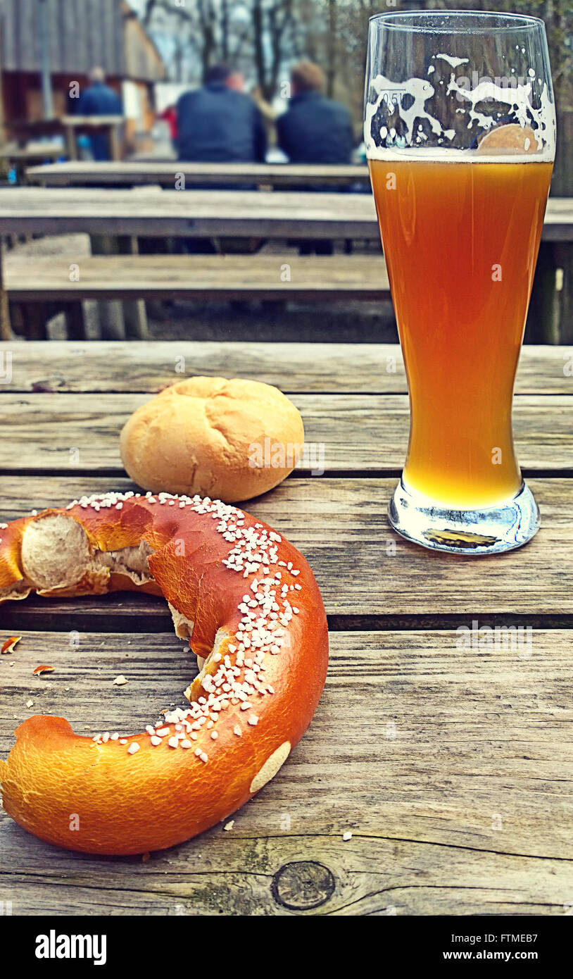 Birra e pretzel, tipica pausa bavarese Foto Stock