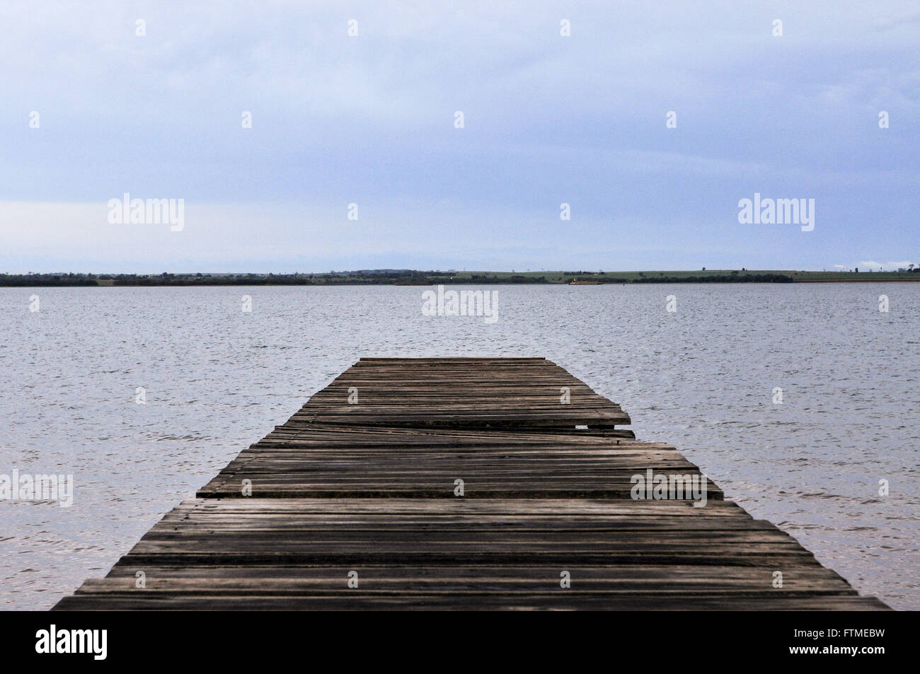 Il molo di legno sul fiume Tiete la mattina Foto Stock