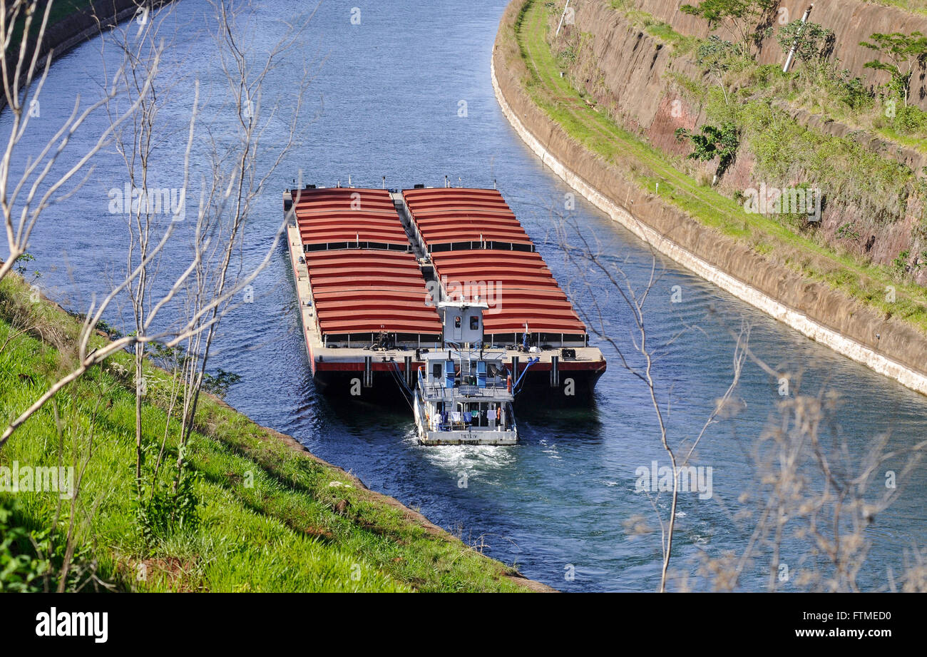 Di rimorchiatori e di chiatte vela il canale Deoclecio Bispo" dos Santos Foto Stock