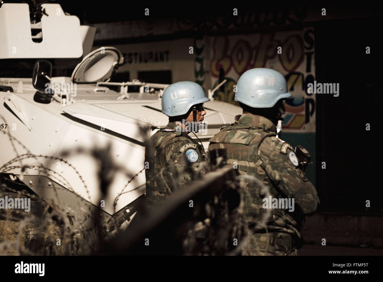 Marines pattugliano la baraccopoli di Cite Militaire dopo il terremoto del gennaio 12 Foto Stock