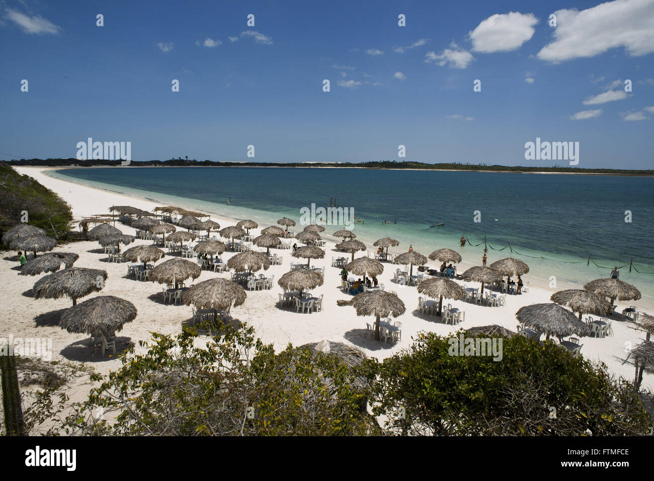 Chioschi sulla riva della laguna blu nel Parco Nazionale di Jericoacoara Foto Stock