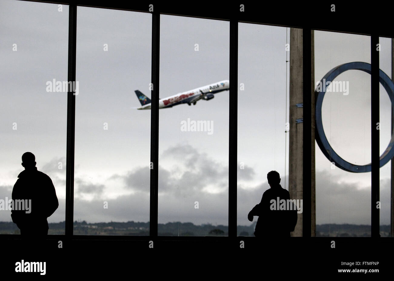 Persone che guardano il decollo dall'Afonso Pena International Airport Foto Stock
