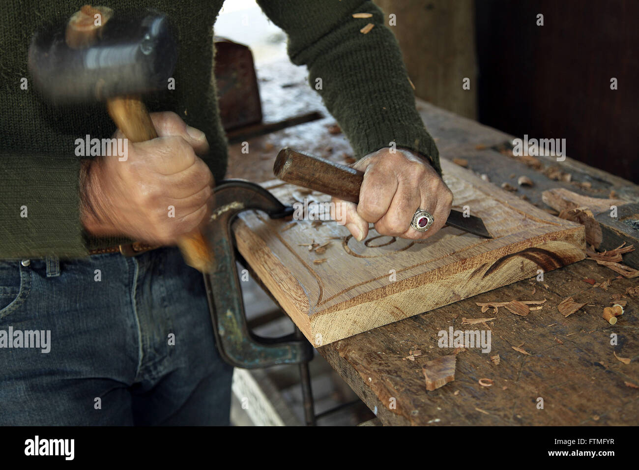Artigiano intagliare il legno Foto Stock