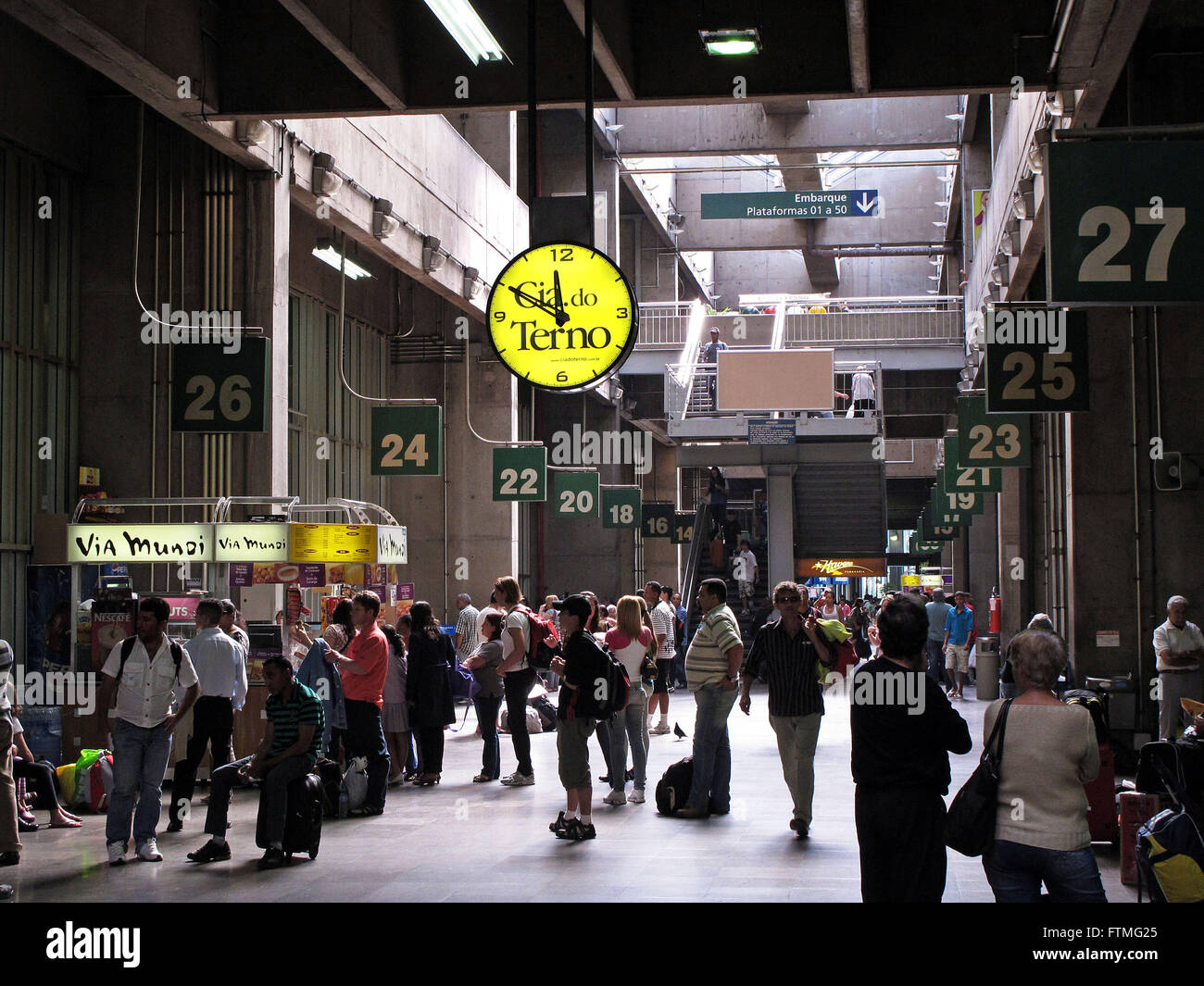 I passeggeri sulla Tiete Bus Terminal - Trasporto interstatale Foto Stock