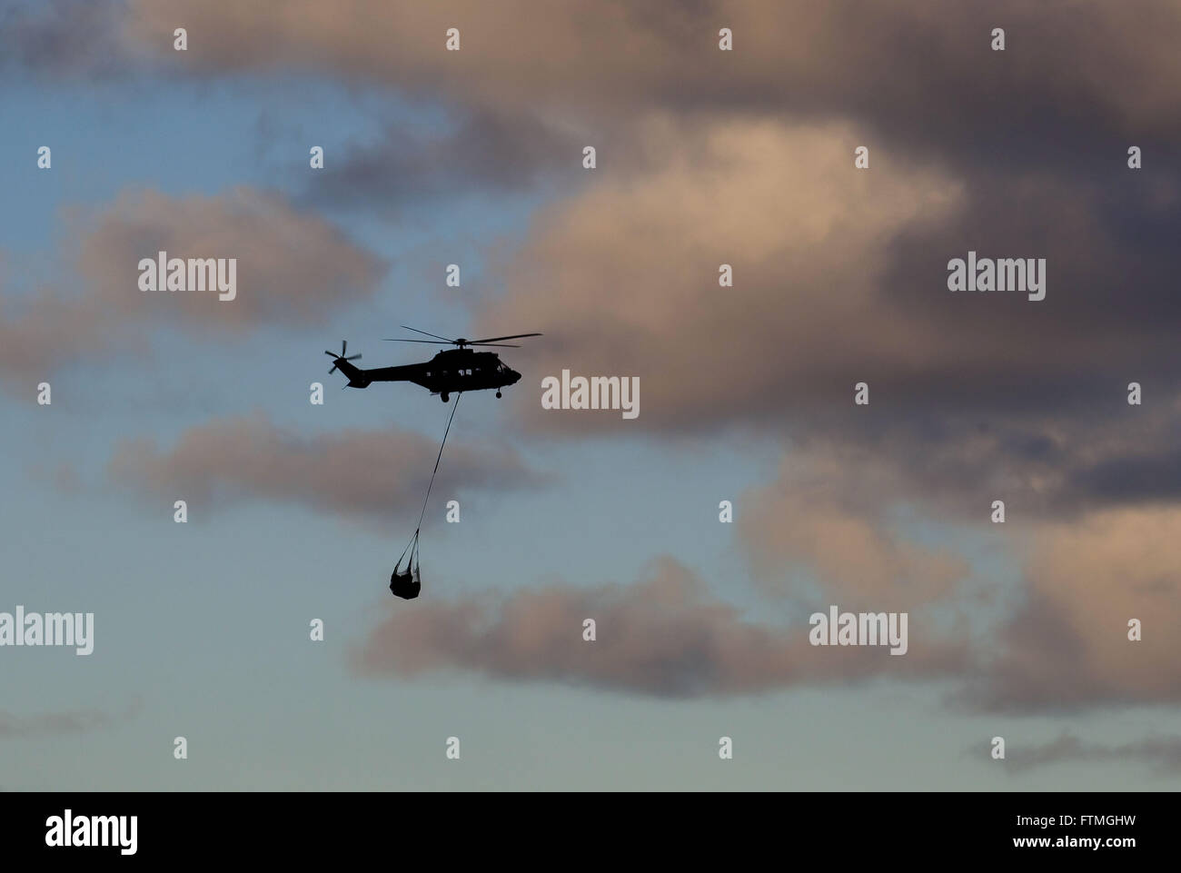 Super Puma elicottero della Marina brasiliana sorvolano l isola di Trinidad Foto Stock