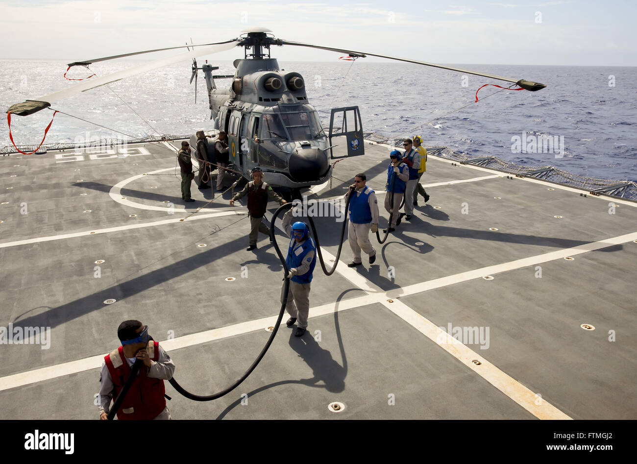 Helicopteo Super Puma in scarico navi Auto combattere NDCC A Trindade Island Foto Stock