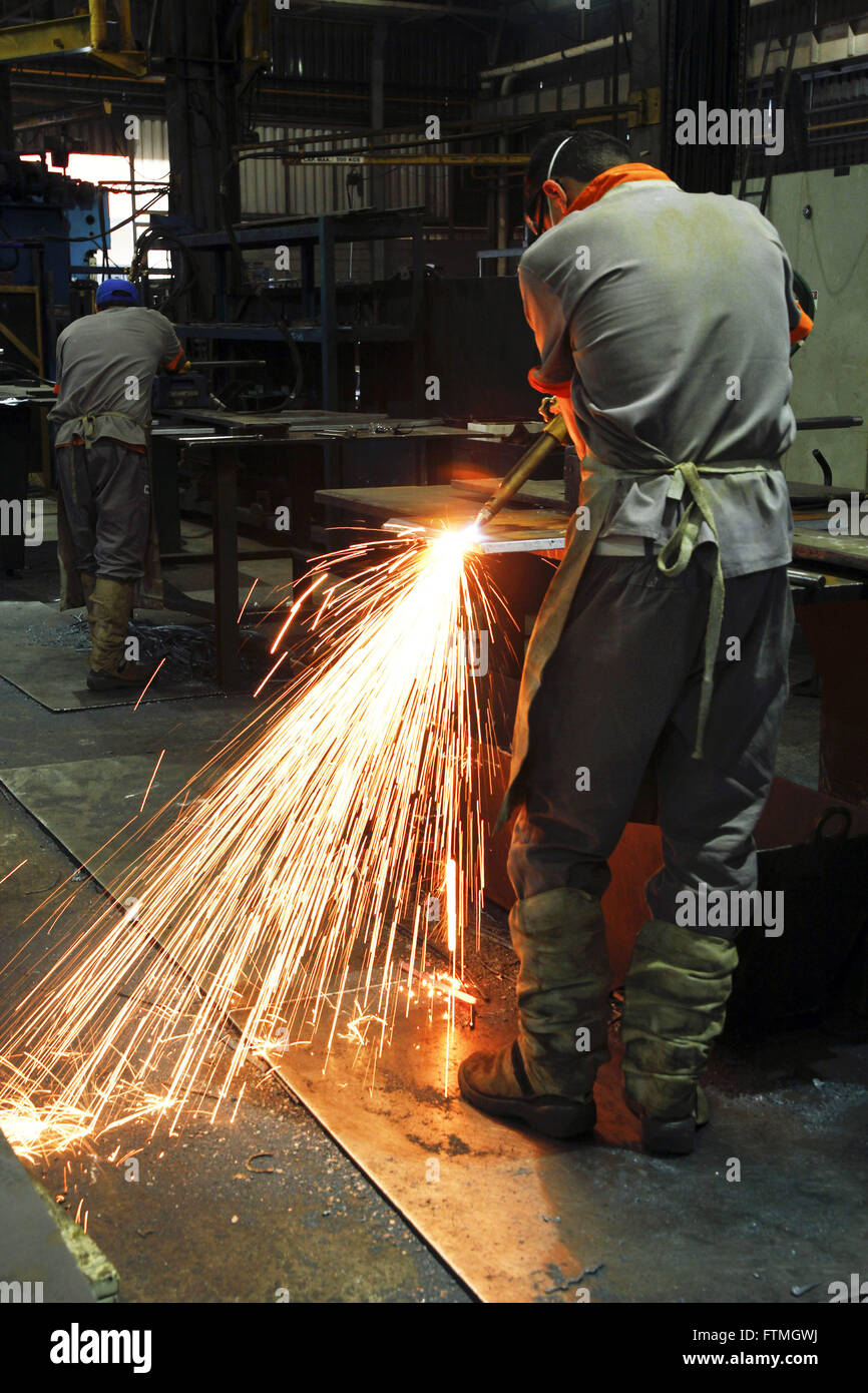 Industria metallurgica - saldatore di lavoro della macchina di saldatura per prodotti metallici Foto Stock