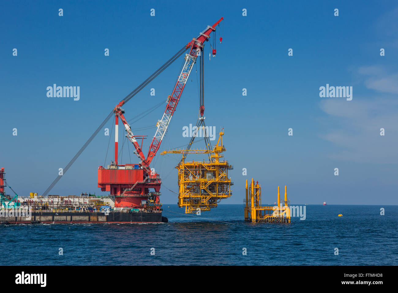 Oil Rig sollevamento per l'installazione sulla sua camicia Foto Stock