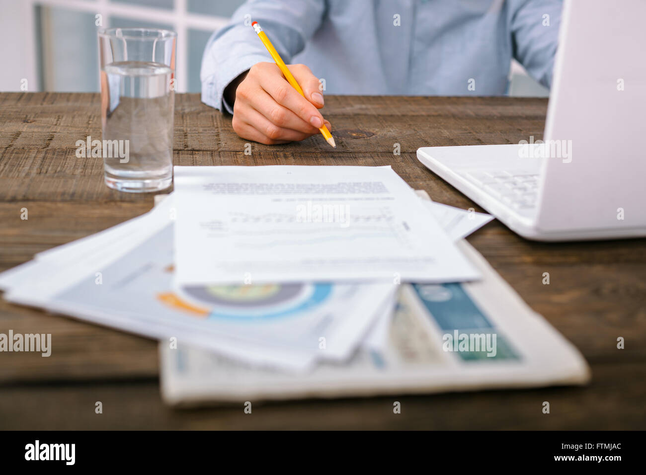 Foto di oggetti e le mani sul tavolo Foto Stock Foto di oggetti e le mani sul tavolo Foto Stock