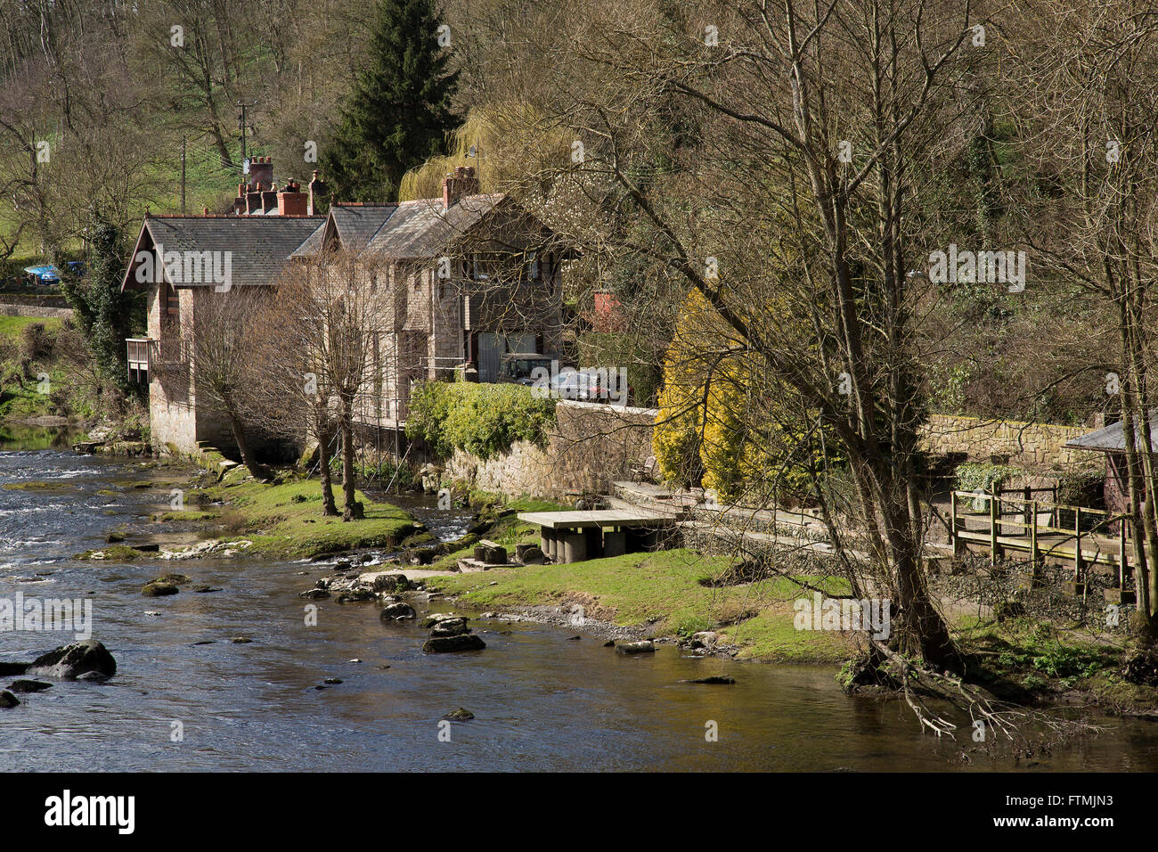 Casa sulla RRiver Dee in Pontcysyllte nel Galles del nord a inizio primavera Foto Stock