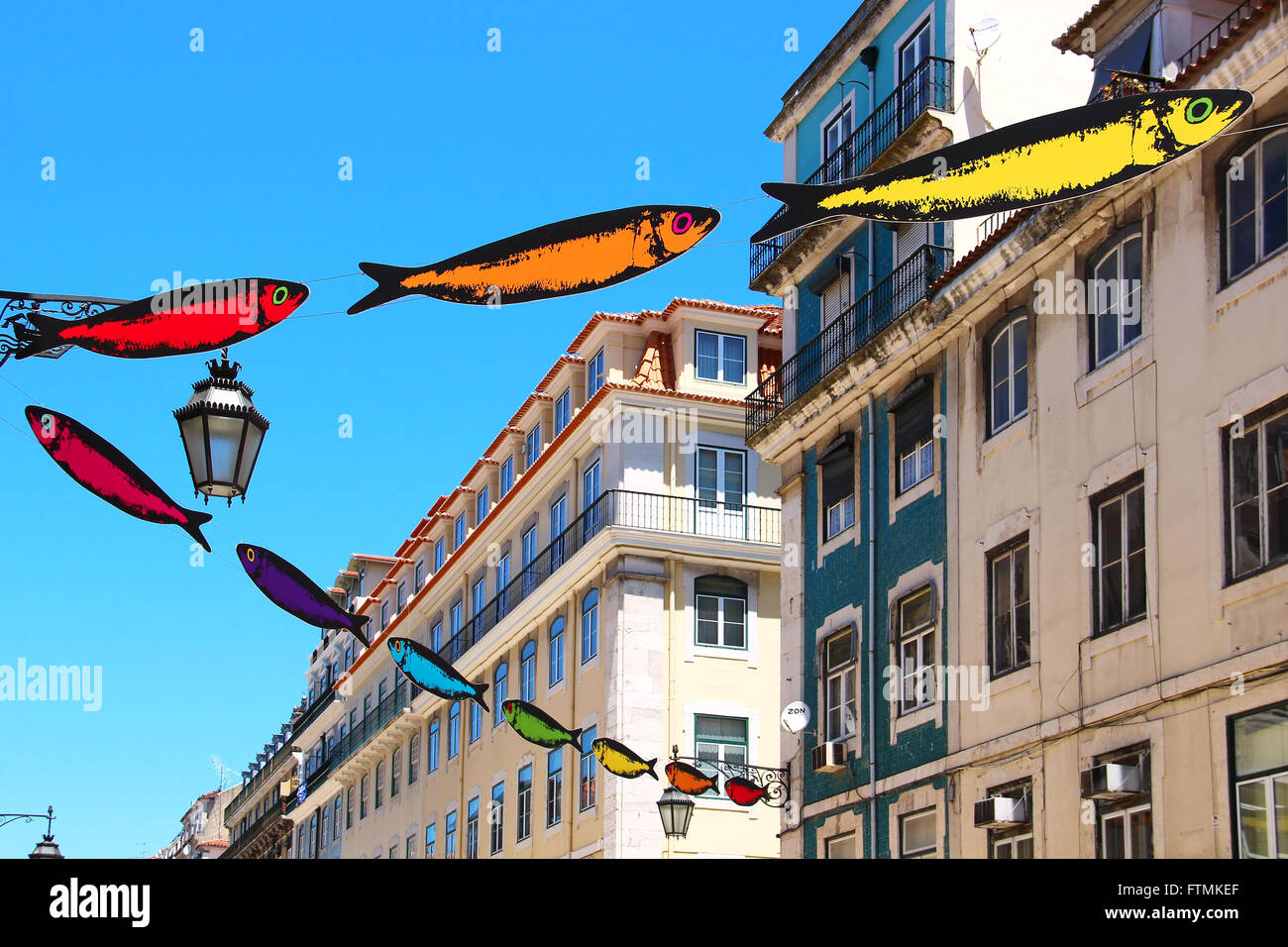 Via centrale di Lisbona decorato con sardine durante santi popolari Festival (Festas dos Santos Populare) Foto Stock