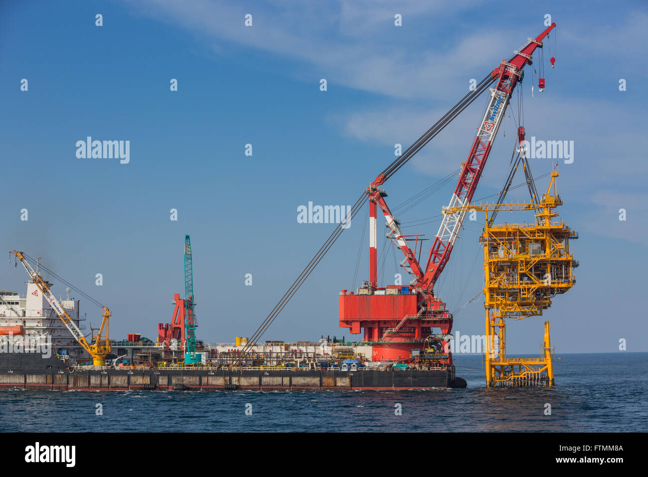 Oil Rig sollevamento per l'installazione sulla sua camicia Foto Stock