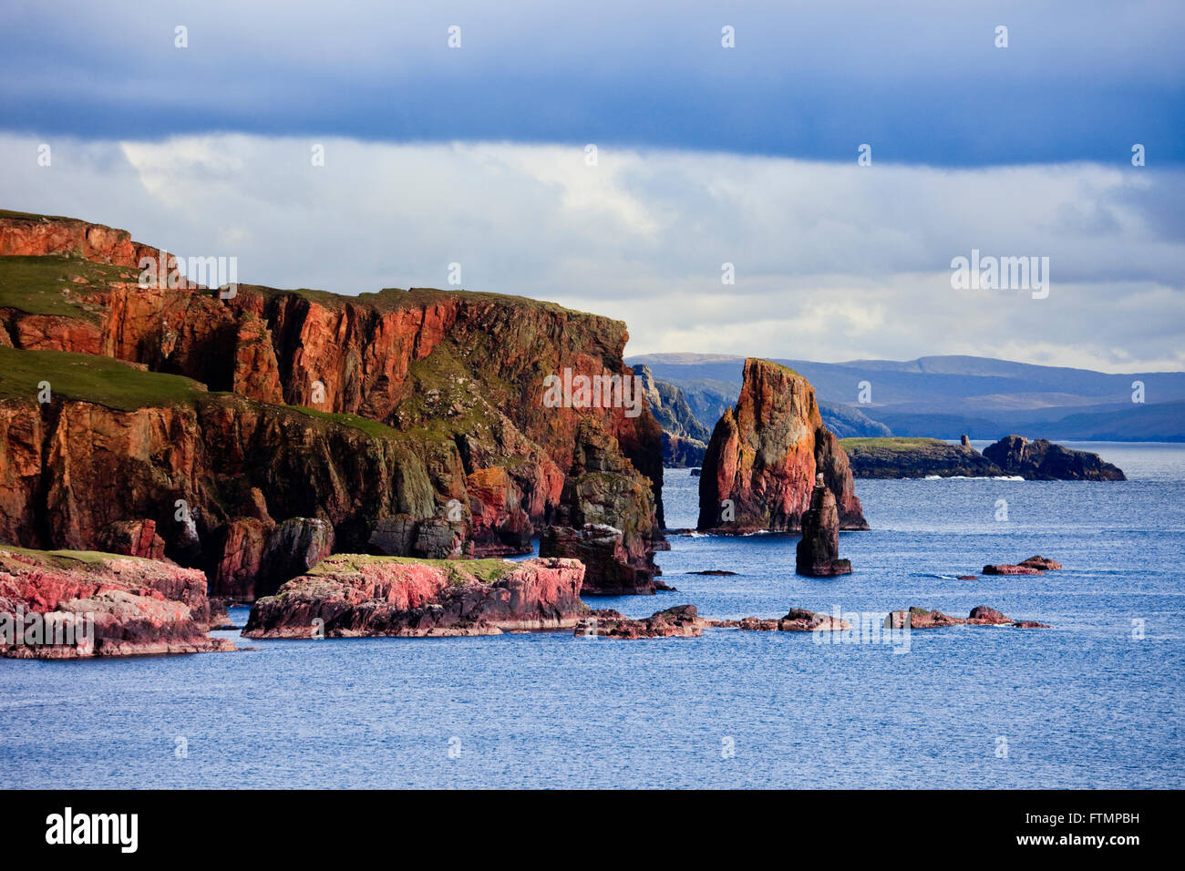 Il Drongs di arenaria rossa e pile di mare in Braewick sulla incredibile robusto Shetland scozzesi paesaggio litorale Eshaness Isole Shetland Scozia UK Gran Bretagna Foto Stock