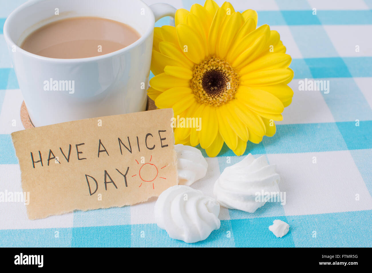 Tazza di caffè con una buona giornata messaggio Foto Stock